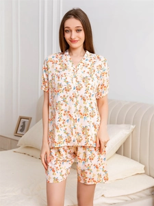 Détail de l'ensemble pyjama floral en rayonne avec manches courtes et boutonnière