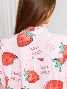 Vue détaillée du pyjama en coton rose avec imprimé fraise et texture douce respirante