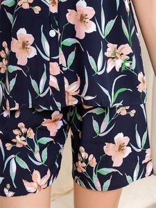 Gros plan d'un pyjama à col en V avec imprimé floral rose sur tissu satiné marine