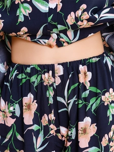 Détail d'un pyjama en rayonne à fleurs avec boutons blancs et taille élastique souple