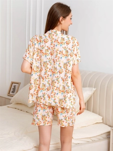 Pyjama à fleurs en coton avec manches courtes et short en tissu crème doux