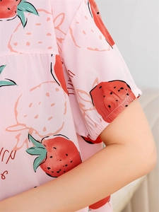 Détail du pyjama rose à imprimé fraises avec poignets élastiques à volants et tissu doux