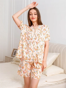 Détail d'un pyjama fleuri pour femme avec haut à manches courtes et short assorti