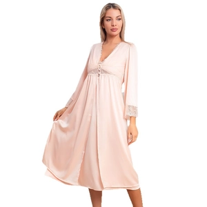 Ensemble nuisette en satin rose pâle avec dentelle, col en V et manches longues