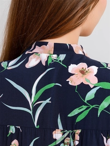 Vue détaillée du col élégant et de l'imprimé floral sur le pyjama bleu marine
