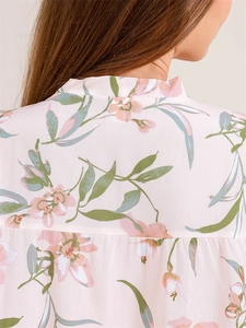 Vista posteriore dettagliata del top floreale con scollo a V, motivi e cuciture sottili
