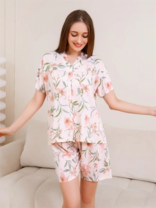 Dettagli del pigiama da donna con stampa floreale, maglia con scollo a V e pantaloncini