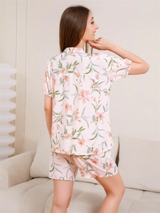 Dettaglio del set pigiama in viscosa a fiori rosa con scollo a V e design a maniche corte