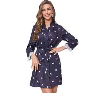 Peignoir court en satin bleu marine pour femme avec motif cœur et bordure en dentelle