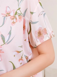 Dettaglio del pigiama in rayon a fiori rosa con polsini elastici e motivo floreale