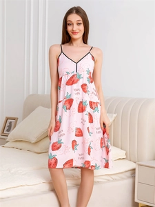 Détail de la chemise de nuit rose à imprimé fraises avec col en V et fines bretelles