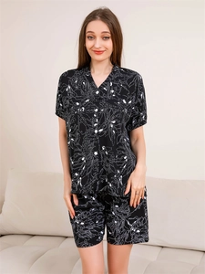 Détail de l'ensemble de pyjama court pour femme en rayonne avec motif linéaire blanc élégant