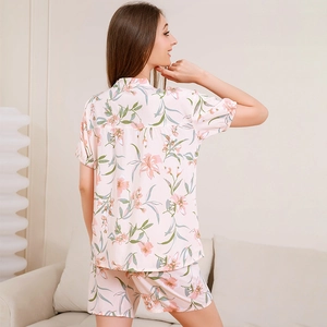 Completo pigiama estivo da donna in cotone rosa con stampa floreale e pantaloncini