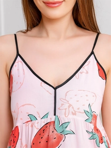 Détail du décolleté en V de la nuisette à imprimé fraises et bordure noire raffinée