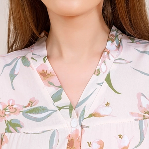 Pigiama da donna con scollo a V in cotone rosa con stampa floreale e botanica