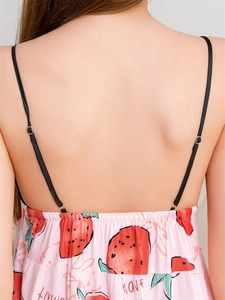 Vue détaillée du dos nu et de l'imprimé fraise rose sur la chemise de nuit à bretelles