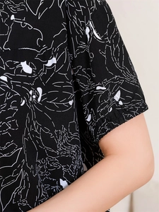 Détail des poignets élastiques à volants et imprimé végétal blanc sur pyjama d'été noir