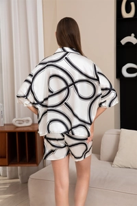 Vue détaillée de l'arrière de l'ensemble pyjama en soie pour femme avec motifs