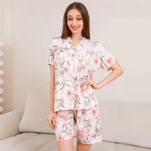 Pyjama court en rayonne pour femme avec haut à boutons et motif floral rose élégant