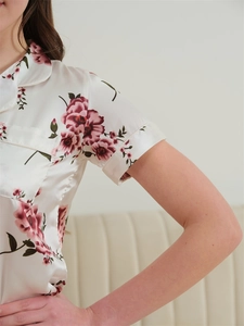 Détail du pyjama en soie florale avec imprimés violets et texture satinée de luxe