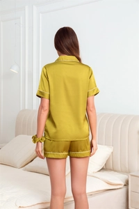 Détail du dos du pyjama en satin avec passepoil blanc et chouchou assorti