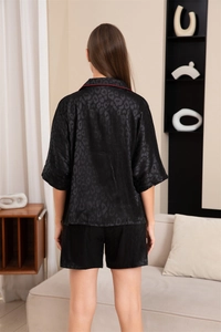 Vue arrière pyjama en satin avec motif jacquard léopard et liseré rouge contrasté