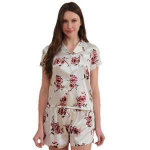 Ensemble pyjama en soie glacée à manches courtes avec imprimé floral rouge sur fond crème