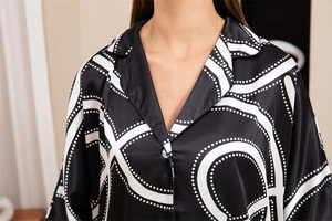 Détail du col de pyjama en satin de soie avec motif géométrique moderne noir et blanc