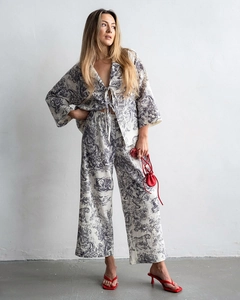 Dettaglio della stampa Toile de Jouy su un set coordinato di cardigan e pantaloni