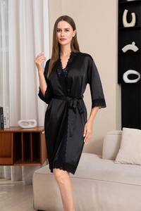 Dettaglio della vestaglia nera in raso da donna con pizzo elegante e cintura in vita
