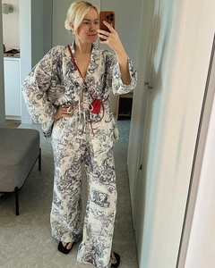 Dettaglio del set pigiama in due pezzi in cotone con stampe animalier Toile de Jouy