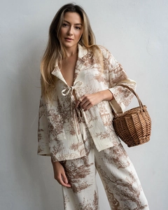 Dettaglio completo di pigiama in cotone con stampa Toile de Jouy e cardigan a lacci