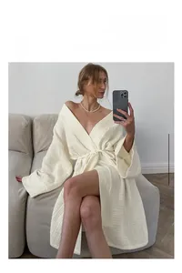 Détail du peignoir en coton blanc à texture gaufrée avec col kimono et ceinture à nouer