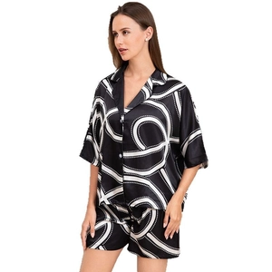Pyjama femme deux pièces en satin noir avec imprimé chaînes blanches et manches courtes