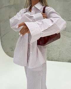 Detail des weinroten gestreiften Oversize-Pyjamas mit Reverskragen und Manschetten