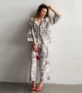 Dettaglio di un set pigiama da donna in cotone beige con stampe Toile de Jouy blu scuro