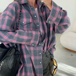 Chemise à carreaux vintage surdimensionnée pour femme avec col classique en rose