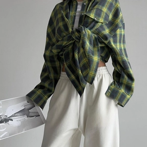 Chemise à carreaux vintage pour femmes avec revers et pantalon blanc à taille haute
