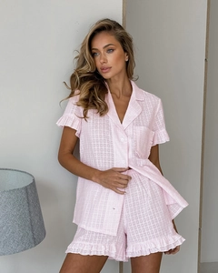Vue détaillée du pyjama en coton rose avec volants et tissu à pois texturés