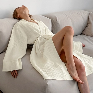 Peignoir en coton respirant pour femme blanc crème avec ceinture et manches de style kimono