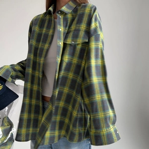 Chemise ample vintage à carreaux jaune et gris avec manches longues et poche poitrine