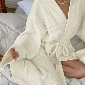 Peignoir en coton crème respirant à manches longues avec ceinture dans un cadre douillet