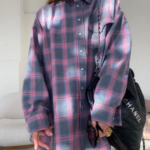 Chemise à carreaux rose et gris-bleu coupe décontractée avec boutons sur le devant