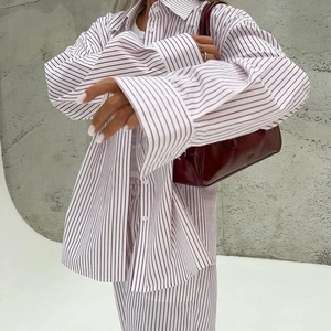 Gestreiftes Damen-Loungewear-Set mit Oversized-Hemd und lockerer Hose in Weiß und Rot