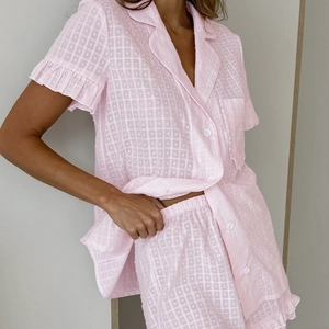 Pyjama rose en coton avec jacquard texturé, volants et manches courtes pour femmes