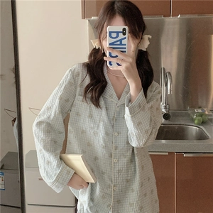 Pyjama seersucker à carreaux bleu clair avec haut boutonné et pantalon long