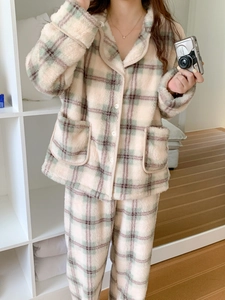 Vue détaillée du tissu en flanelle épaisse et du motif à carreaux du pyjama