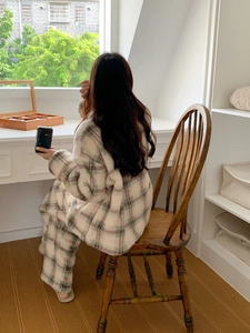 Détail d'un pyjama en flanelle épaisse avec un motif classique à carreaux verts et marron