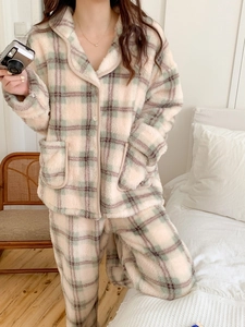 Détail d'un pyjama en polaire à carreaux vert et rose avec haut boutonné et poches