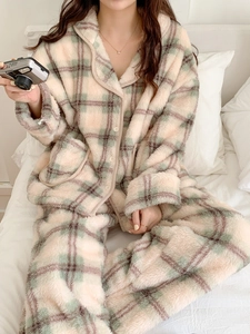 Détail du pyjama épais en flanelle montrant la texture douce et le motif à carreaux